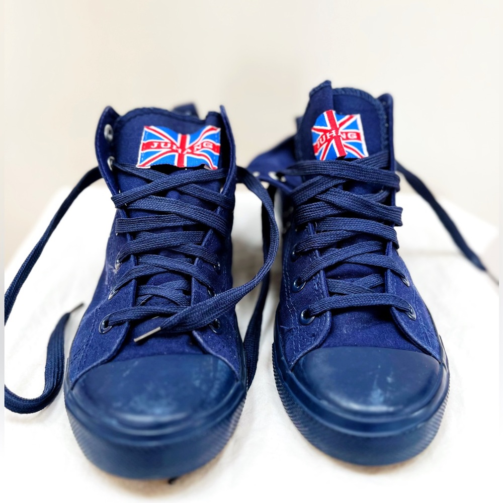 Royal Blue ‘converse like’ sneakers by JUHANG.